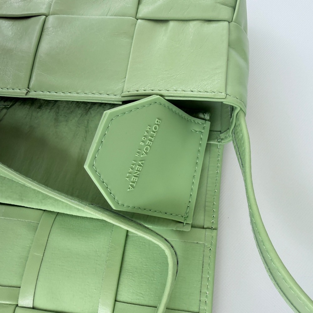 Bottega Veneta Cassette Wallet on Strap Green Maxi Intrecciato Leather 667048 - Picture 13 of 16